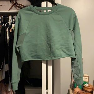 Alo- Cropped workout crew